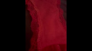 Elle aime avoir du sperme dans sa culotte et dans sa chatte