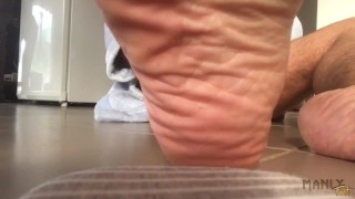 I bet u‘d love run your tongue between my toes - Make yourself comfy - Giants slippers - Manlyfoot