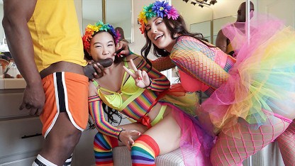 FreeUse Fantasy - 大黑鸡巴在骄傲月与双性恋亚洲人和白人女友性交