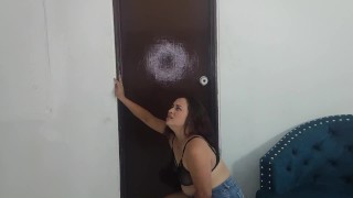 Estoy orinando  no sale del baño. tendré que orinarme los pantalones - SofiLovee