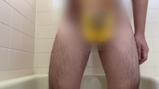【個人撮影】お風呂場でペットボトルの中に朝イチ特濃黄色いおしっこを大量放尿する変態童貞