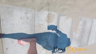 Moglie in costume al mare con il cazzo del bagnino più gustoso del marito cornuto sotto l'ombrellone