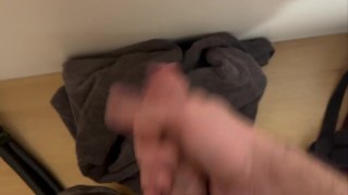 Masturbation dans les vestiaires de la piscine à coter de ma pote sexy à gros seins