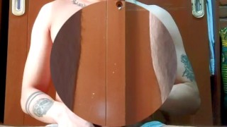 Vergón dotado se masturba hasta sacar su dulce miel 