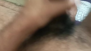 Joven caliente se masturba 