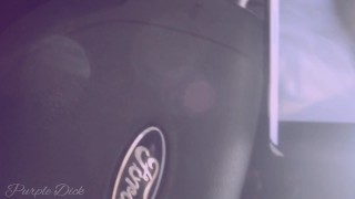 Me jalo la polla en el carro 