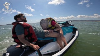 sexo arriesgado en público follando en la moto de agua y dos corridas española pamsnusnu