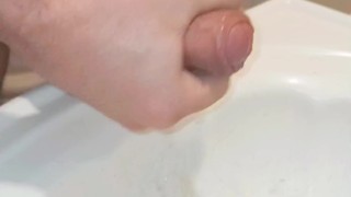 Me encanta tocarme en toda la casa con mi gran polla sabrosa