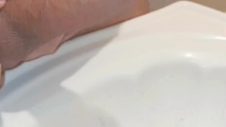 Me encanta tocarme en toda la casa con mi gran polla sabrosa