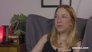 Ersties: Leidenschaftliche deutsche Blondine befriedigt sich vor Kamera