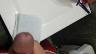 Marturbacion en baño ajeno