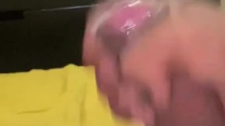 Me la jalo mientras no hay nadie