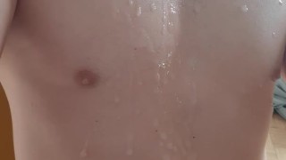 Grosse ejaculation sur torse