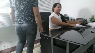 le doy un masajito con final feliz a mi jefa