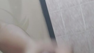 Me masturbo mientras pienso en ella 