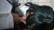 Ándele profe, se la chupo pero me ayuda a pasar de año. Rica mamada en el salón de clases
