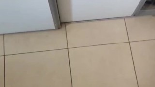 Me masturbo en la cama de mi amiga