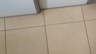Me masturbo en la cama de mi amiga