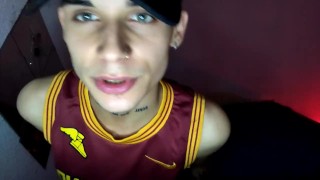 bailando y haciendo poses en la cama