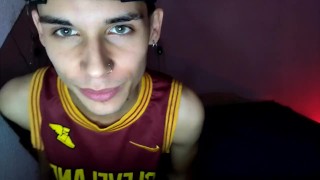 bailando y haciendo poses en la cama