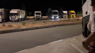 Angela Doll - Je me fais défoncer et gicler dessus par un camionneur sur une aire d'autoroute