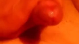 chico masturbando su pene pequeño para sacar leche pensando en chicas