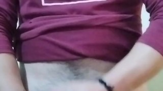 Agarrándome las bolas y masturbándome