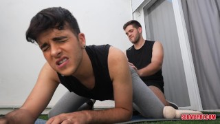 El profe de yoga le entrena el hoyo a cliente con consoladores enormes