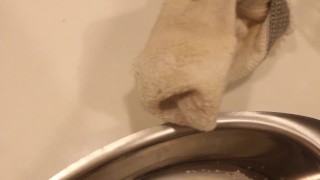 大量の冷凍精液で汚い靴下とサカストの精子漬け動画sperm