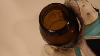 大量の冷凍精液で汚い靴下とサカストの精子漬け動画sperm