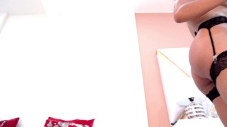 MODELO WEBCAM FOLLANDOSE EN VARIAS POSES MIENTRAS USA PLUG ANAL