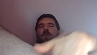 je me met des doigts dans le cul et me branle