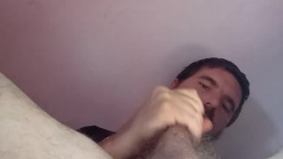 je me met des doigts dans le cul et me branle