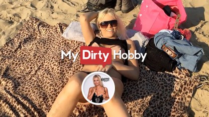 MyDirtyHobby - 辣妹 Bibixxx 和她的朋友喜欢在公共场合裸体并享受自己