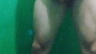 Bañandome y masturbándome en posiciones