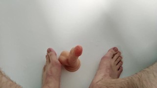Jeune mec branle un sextoy (gode) avec ces pieds et ces mains 