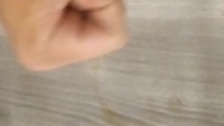 Branlette vite fait avec une bonne éjaculation 