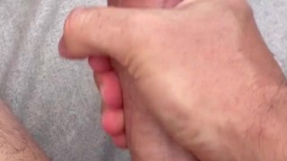 Quando ti viene voglia di sborrare e sei in una spiaggia pubblica piena di persone...