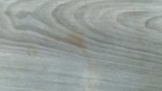 Bonne branlette devant un bon porno avec éjaculation