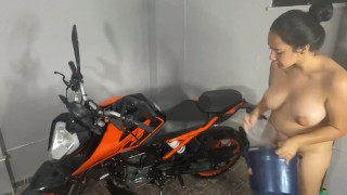 Me pongo muy caliente y me masturbo mientras lavo la moto de mi jefe