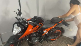 Me pongo muy caliente y me masturbo mientras lavo la moto de mi jefe