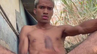 Me masturbo detrás de la casa del vecino 