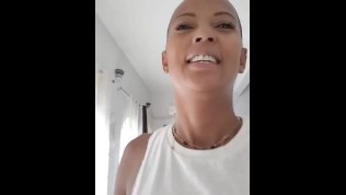 Miiana – DEFI Je chauffe le PLOMBIER et il me BAISE dans la cuisine . ENORME