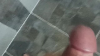 Me hago una paja en el baño al despertarme