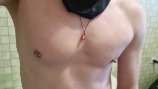 andkvcat Дрочу член и скачу на толстом дилдо в кроссовках