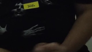 de 19 anos batendo no serviço escondido