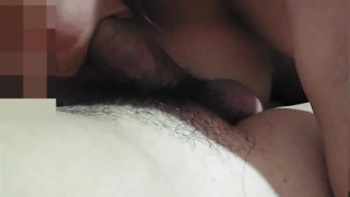 Le doy un regalo a mi novio por su cumpleaños.