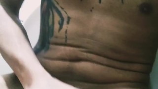 Me la jalo en el trabajo y me abren la puerta del baño...