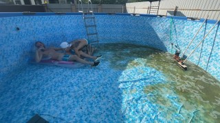 Познакомился с новым уборщиком бассейна и выебал его там