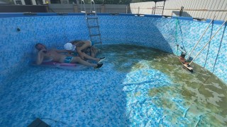 Познакомился с новым уборщиком бассейна и выебал его там